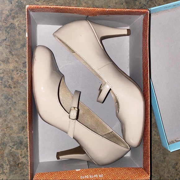 Nude Heels - Picture 2 of 3